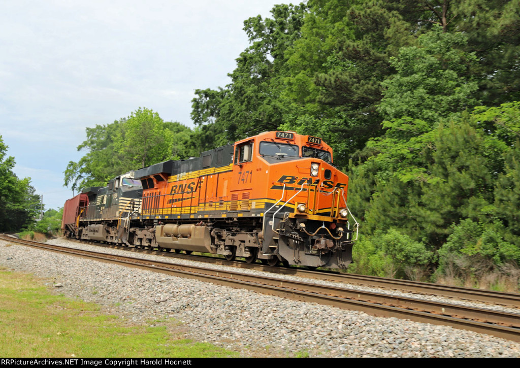 BNSF 7471 leads NS train 350 around the curve at Fetner